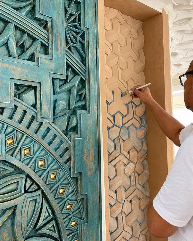 حِرَفيٌّ من العربي ينحتُ لوحًا سُداسيَّ الخلايا بيده